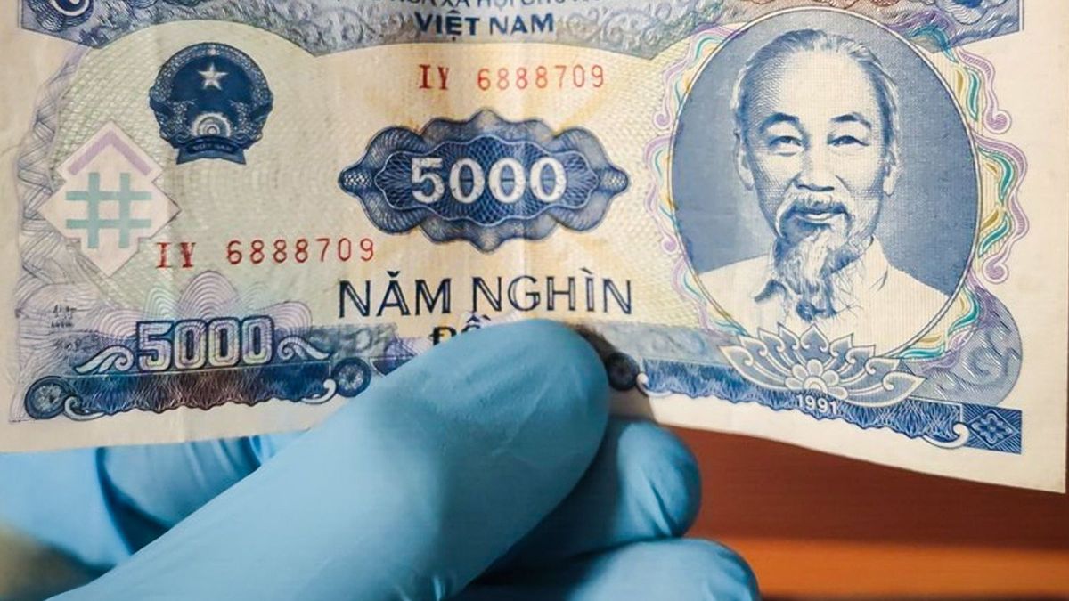 Vietnamka zapomněla ve vlaku kabelku naditou penězi, zachránil ji poctivý železničář